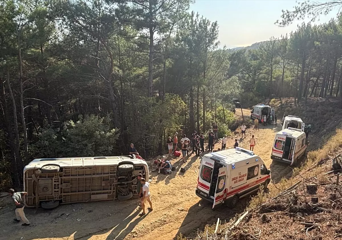 Balıkesir'de Tur Minibüsü Devrildi: 11 Yaralı