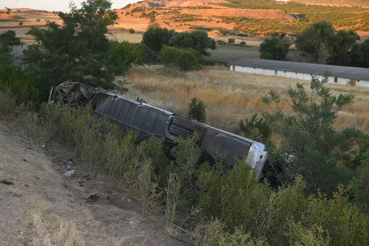 Balıkesir'de Yolcu Otobüsü Şarampole Devrildi: 27 Yaralı