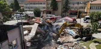 Sındırgı'da 6,1 Büyüklüğündeki Depremde Yıkılan Bina İçin Enkaz Kaldırma Çalışmaları Başladı