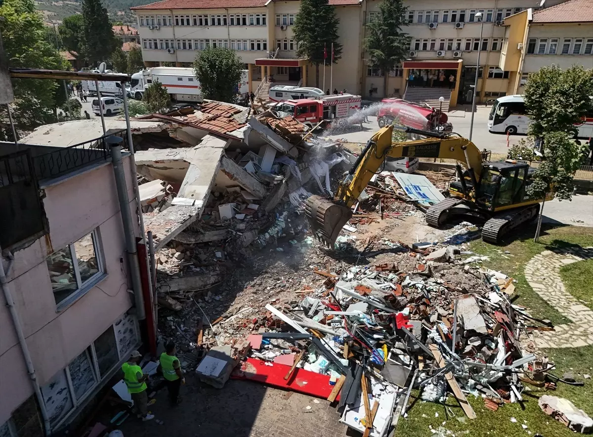 Sındırgı'da 6,1 Büyüklüğündeki Depremde Yıkılan Bina İçin Enkaz Kaldırma Çalışmaları Başladı