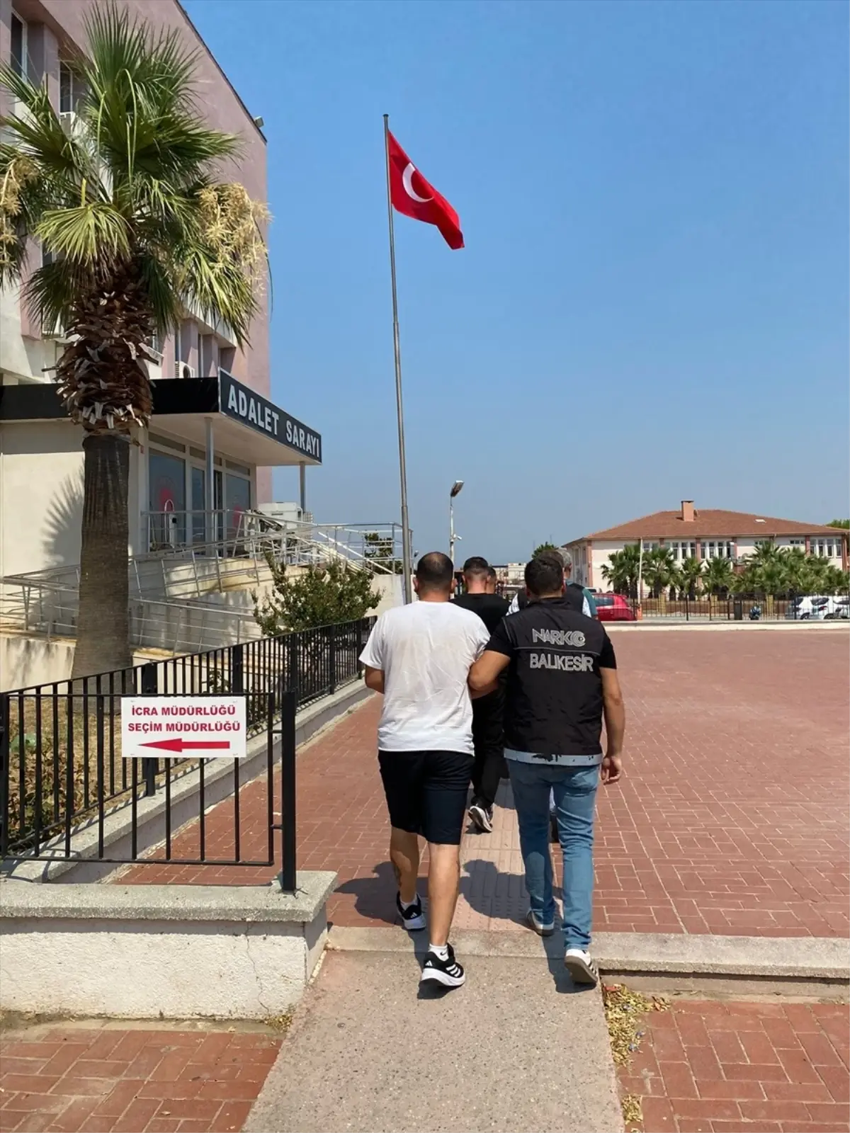 Ayvalık'ta Uyuşturucu Operasyonu: 3 Şüpheli Tutuklandı