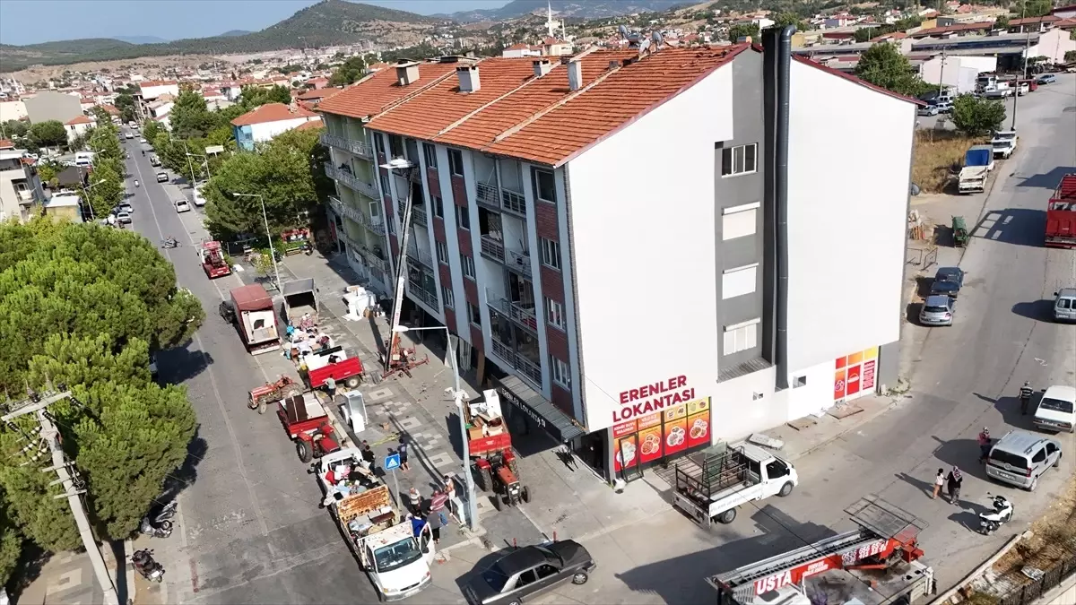 Sındırgı'daki Deprem Sonrası Taşınma ve Yıkım Çalışmaları Devam Ediyor