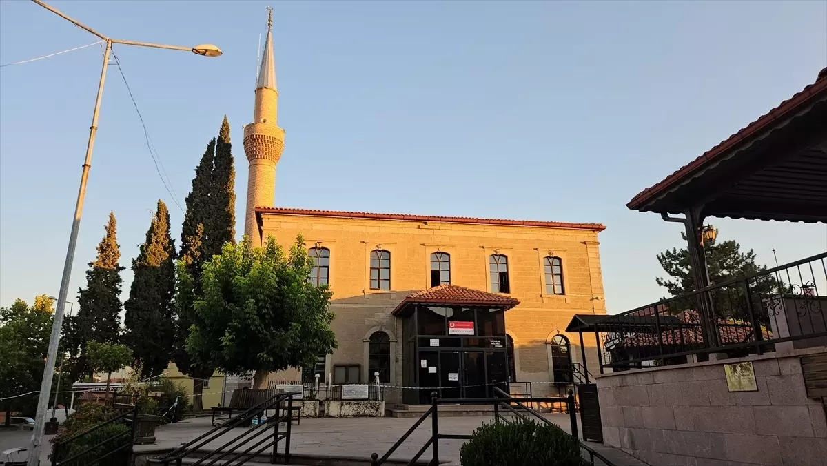 Sındırgı'daki Deprem, Tarihi Cami'de Hasara Neden Oldu