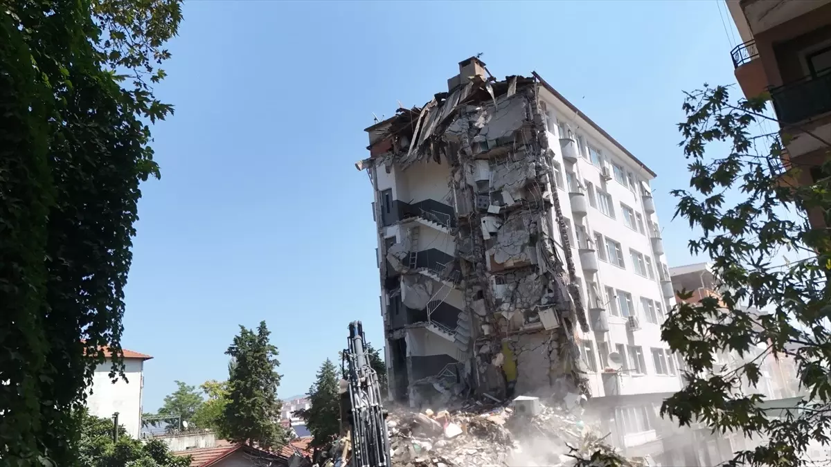 Balıkesir'de Deprem Sonrası Yıkım Çalışmaları Başladı