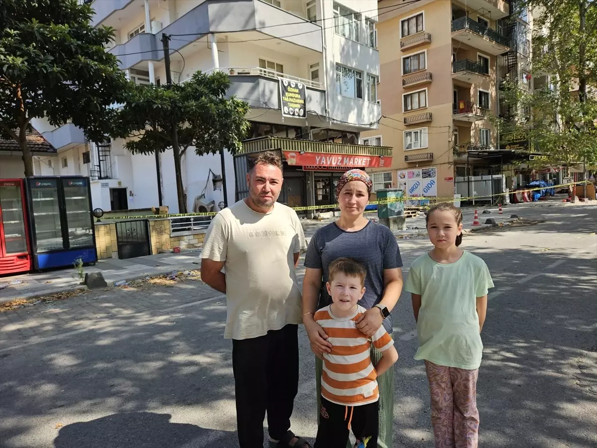 Sındırgı'da 6,1 Büyüklüğündeki Depremde Esnaf Ailesiyle Beraber Yaşadığı Korkuyu Anlattı