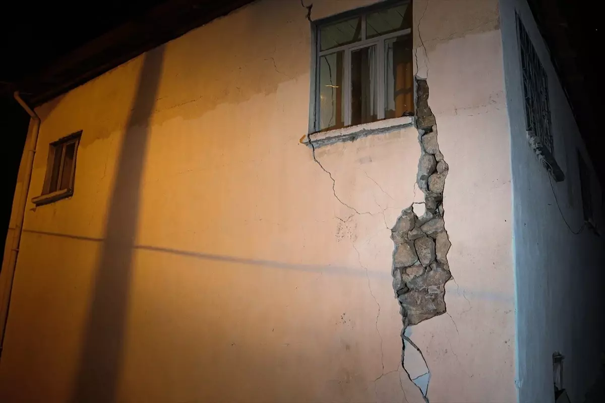 Balıkesir Sındırgı'da 6,1 Büyüklüğünde Deprem: Vatandaşlar O Anları Anlattı