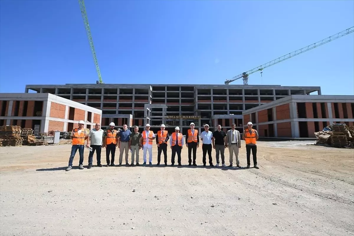 Balıkesir Valisi Ustaoğlu, Edremit'teki Yeni Devlet Hastanesi İnşaatını İnceledi