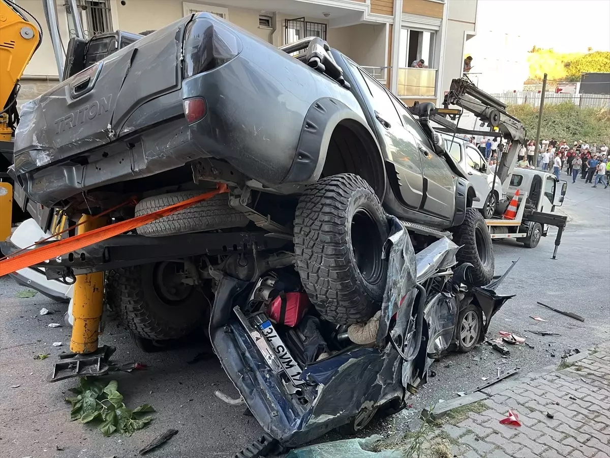 Başakşehir'de Kontrolden Çıkan Vinç 23 Araca Çarptı