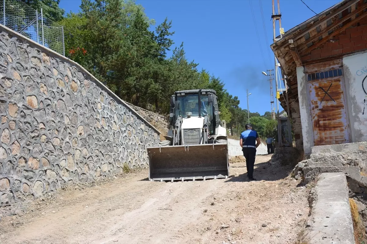 Tokat Başçiftlik'te Bağlantı Yollarına Parke Taşı Döşeniyor
