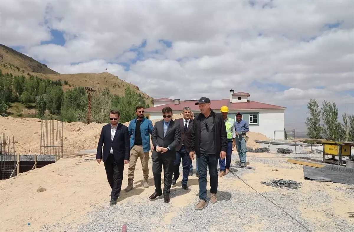 Başkale Kaymakamı Erdoğan, Kütüphane ve Hafızlık Kursu İnşaatını Ziyaret Etti