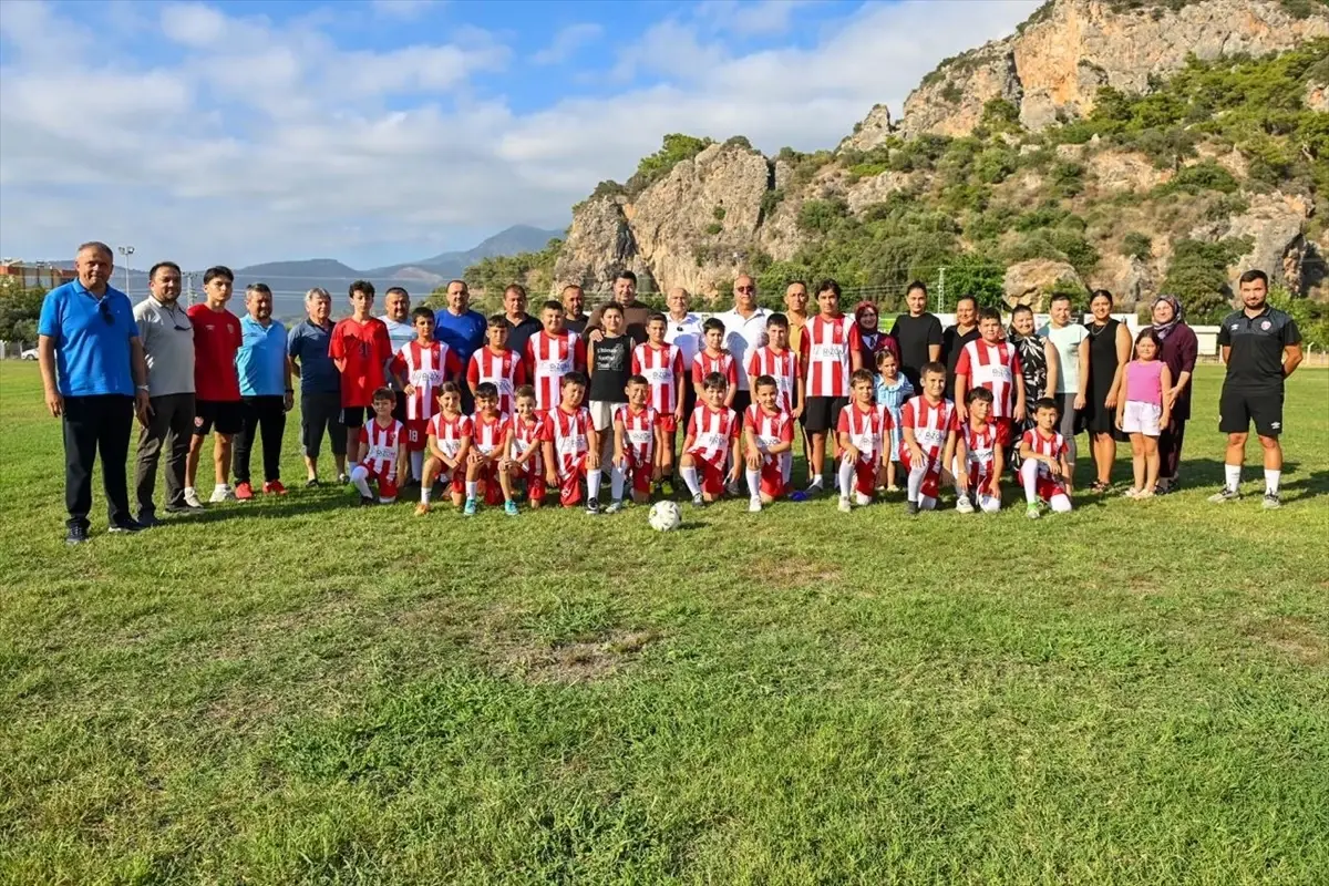 Kumluca Belediye Başkanı Avcıoğlu, Yaz Futbol Okulu'nu Ziyaret Etti