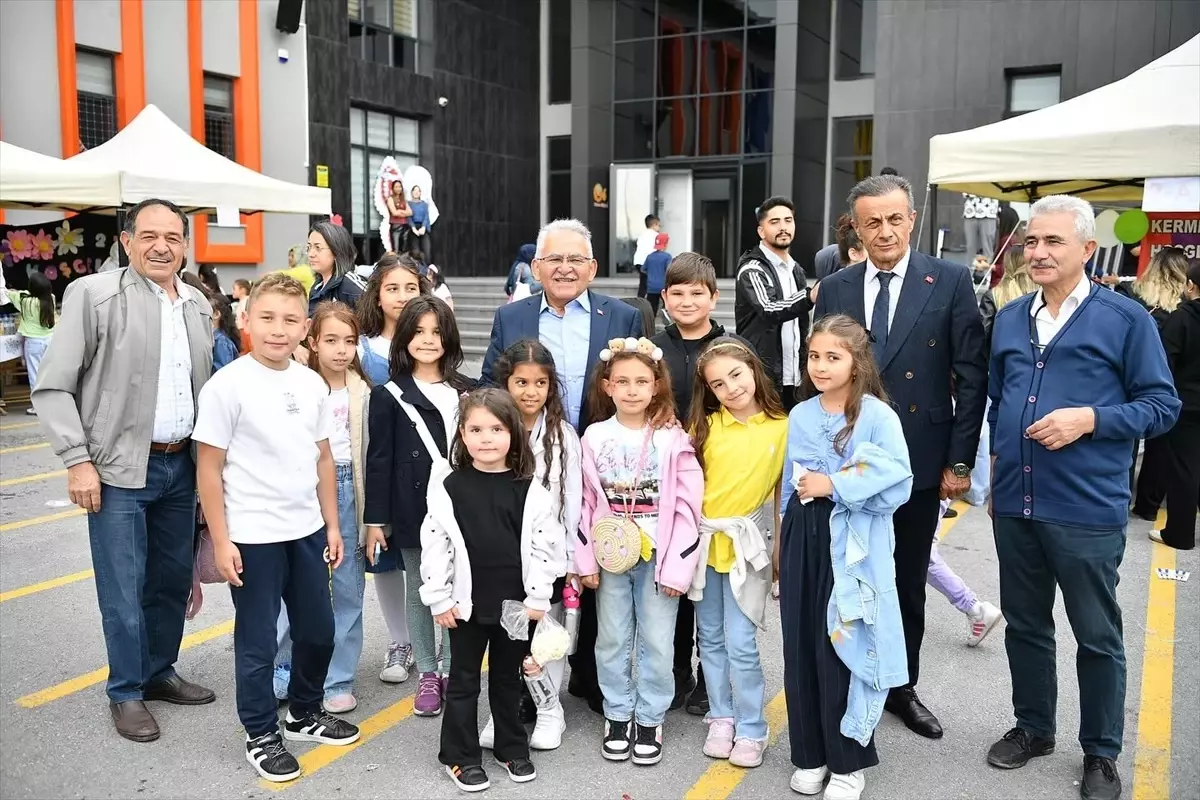 Kayseri Büyükşehir Belediye Başkanı Büyükkılıç, Bahar Şenliği'nde Öğrencilerle Buluştu
