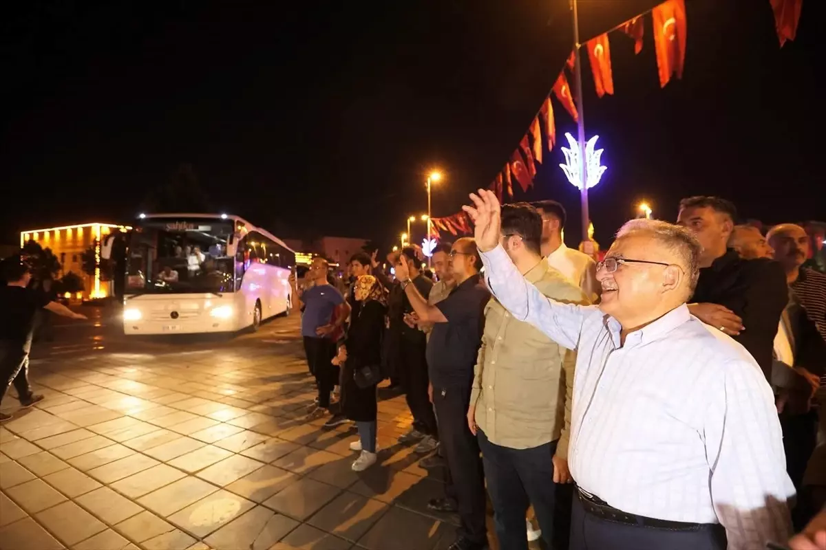 Başkan Büyükkılıç, TÜGVA'nın düzenlediği 'Yaz Okulları Şenliği'ne katılacak Kayseri heyetini uğurladı