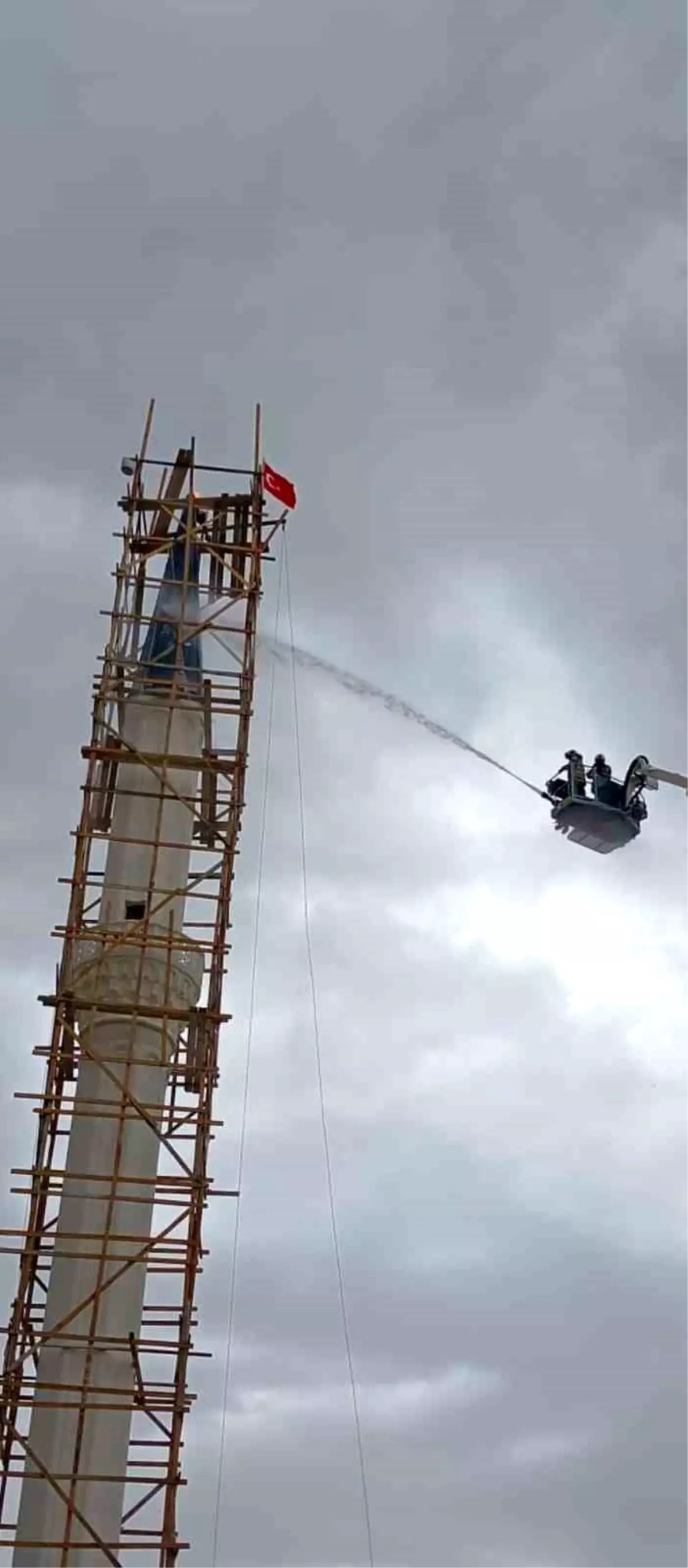 Ankara'da Fırtına Etkisini Sürdürüyor, Minareye Yıldırım Düştü