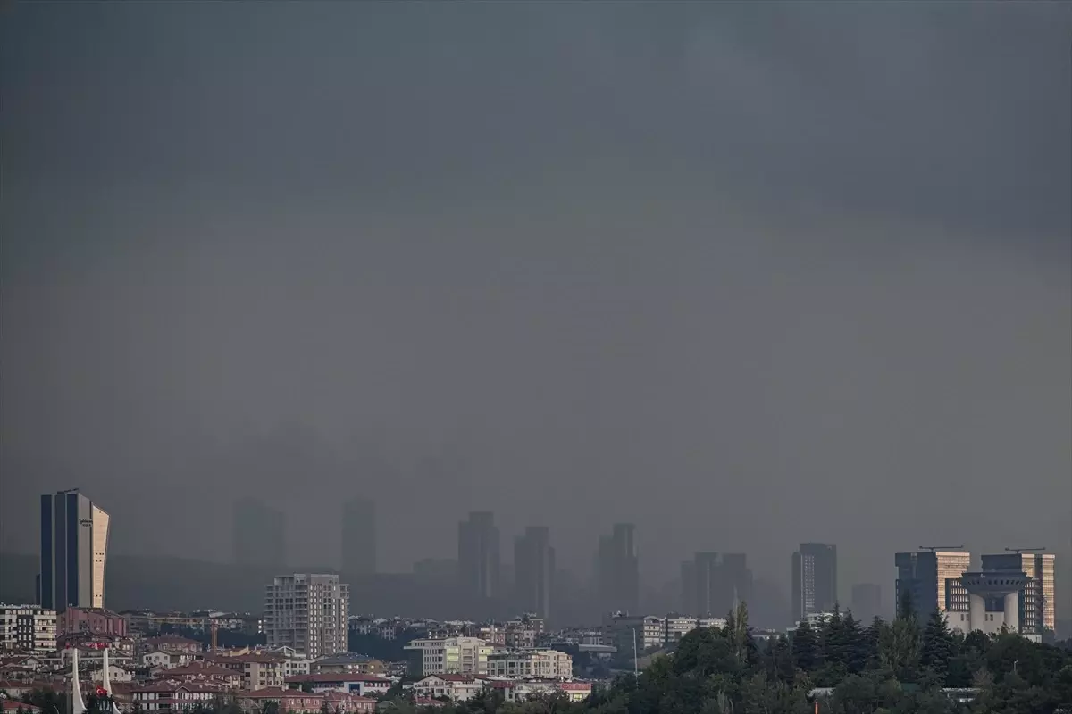 Ankara'da Gök Gürültülü Sağanak Yağış Hayatı Olumsuz Etkiledi