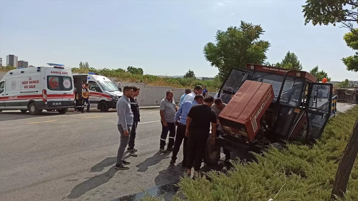 Kahramankazan'da Kamyonet ile Traktör Çarpıştı: 3 Yaralı