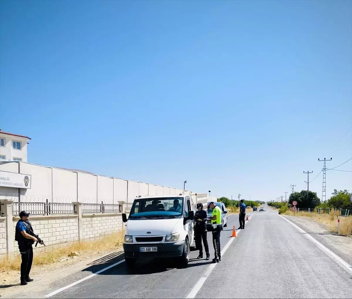 Baskil'de Yol Kontrol ve Arama Faaliyetleri Devam Ediyor