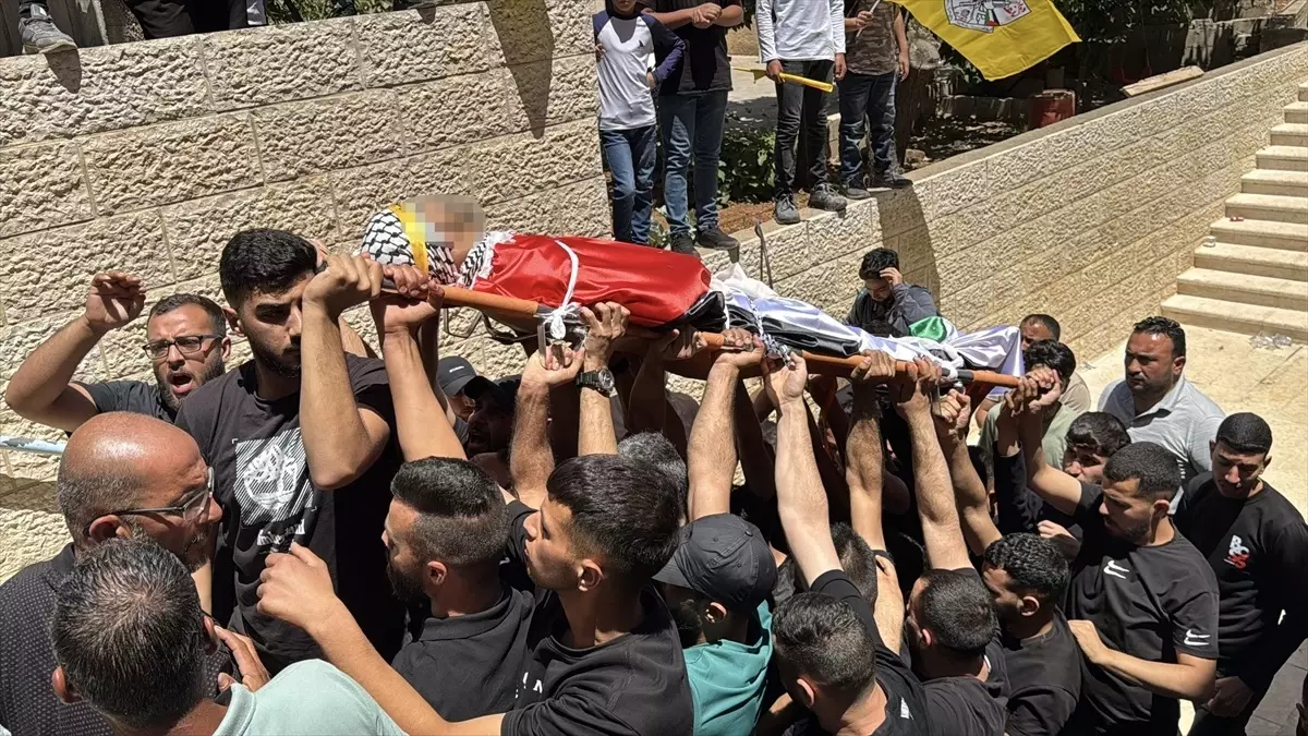 Batı Şeria'da İsrailli Saldırganlar 3 Filistinliyi Öldürdü, Cenaze Töreni Düzenlendi