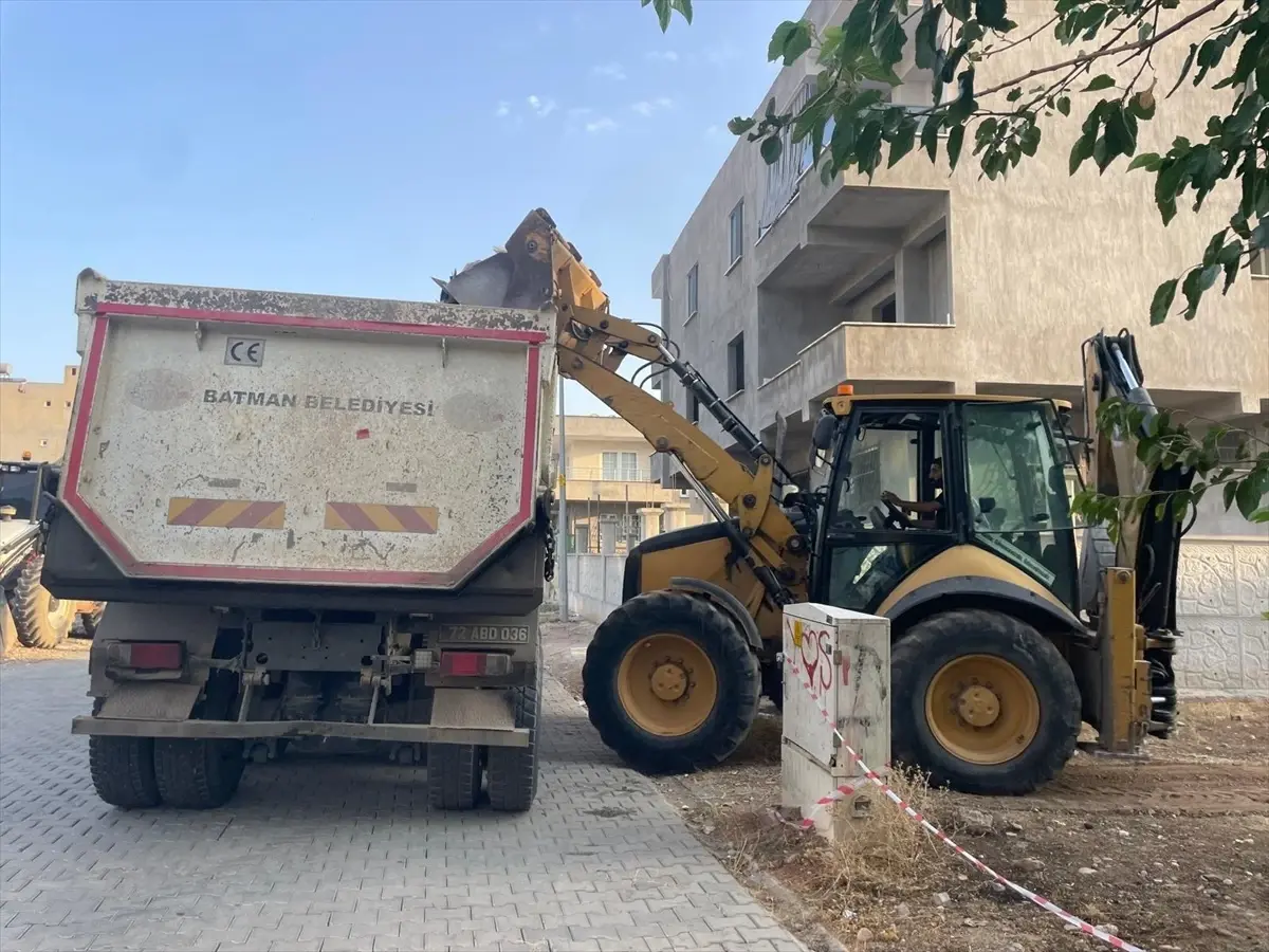 Batman'da Metruk Yapıların Yıkım Çalışmaları Devam Ediyor