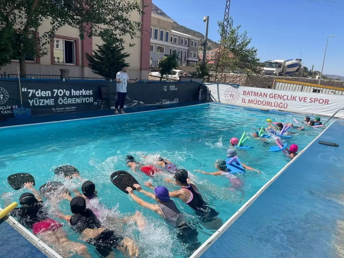 Sason'da 350 Çocuk Portatif Havuzda Yüzme Eğitimi Aldı