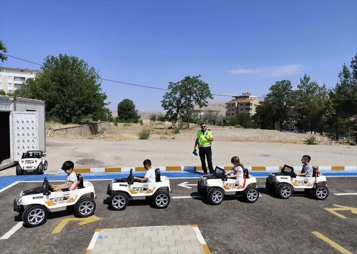 Gercüş'te Anaokulu Öğrencilerine Uygulamalı Trafik Eğitimi