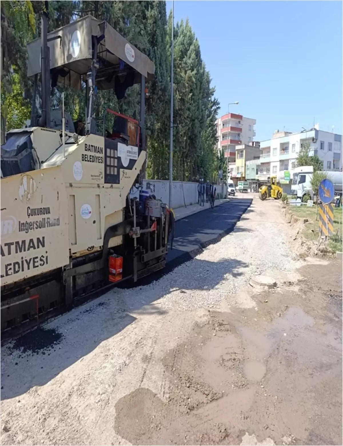 Batman'da Altyapı Çalışmalarının Ardından Yol Asfaltlama Çalışması Yapıldı
