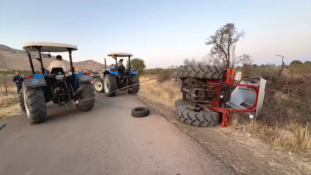 Gercüş'te Devrilen Traktör, Köylülerin Yardımıyla Kurtarıldı