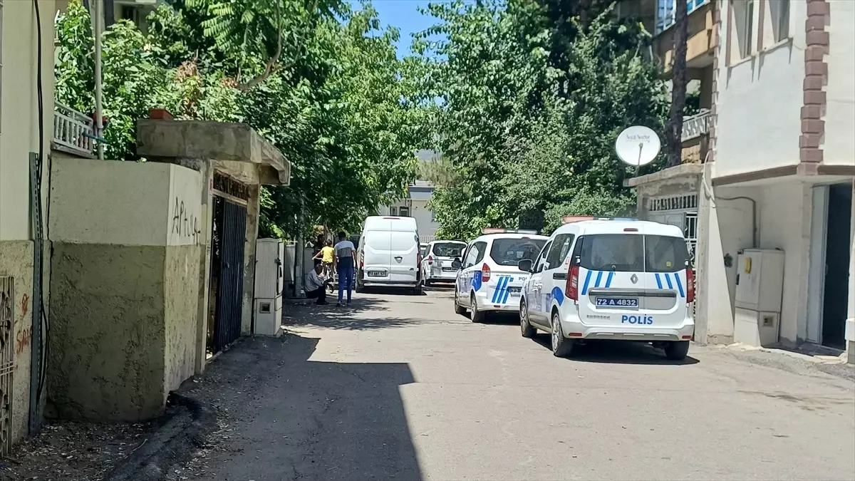 Batman'da Aile İçinde Bıçaklı Kavga: Zanlı Cami Tuvaletinde Yakalandı