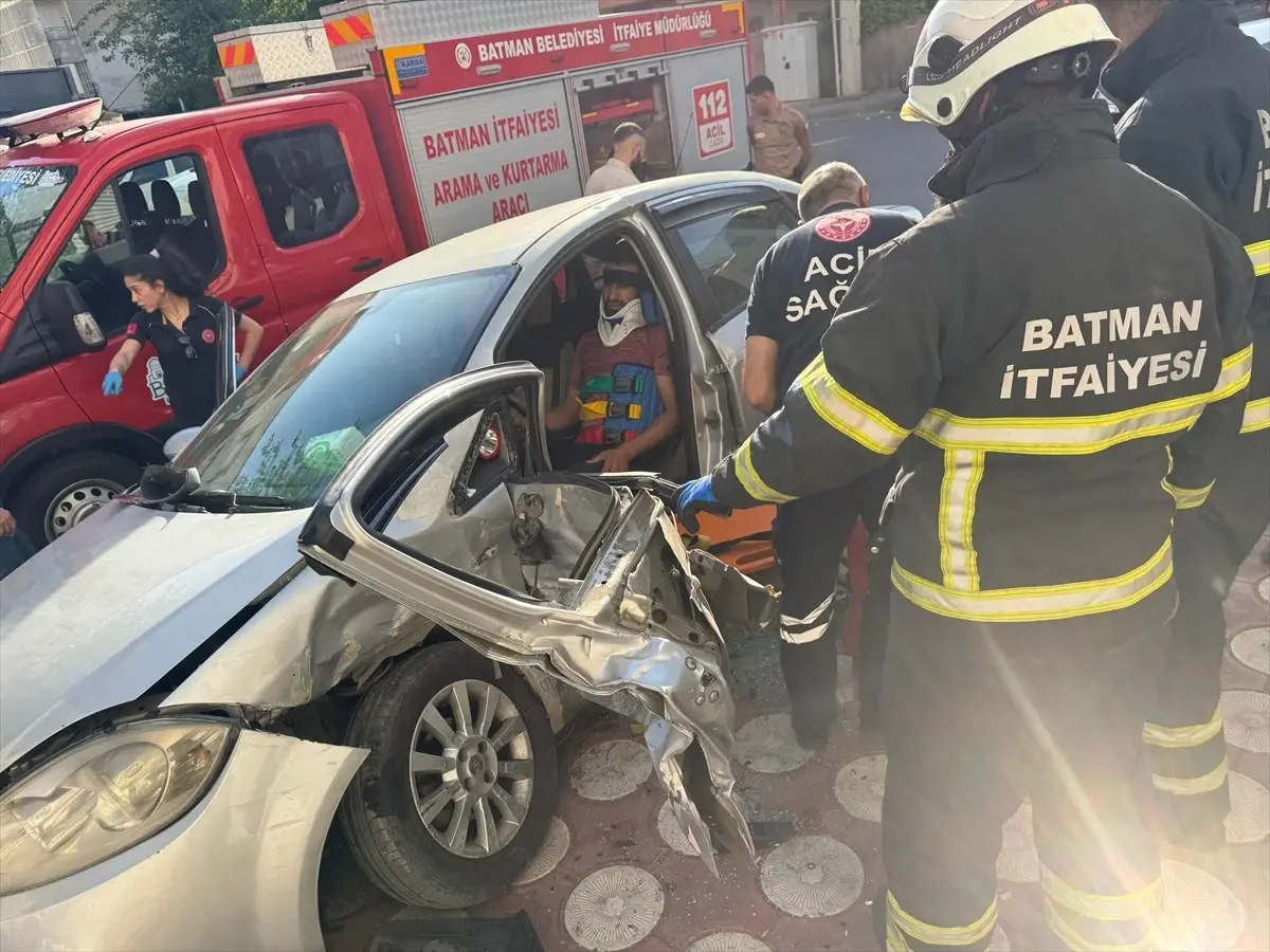 Batman'da Trafik Kazası: Sürücü İtfaiye Ekipleri Tarafından Kurtarıldı