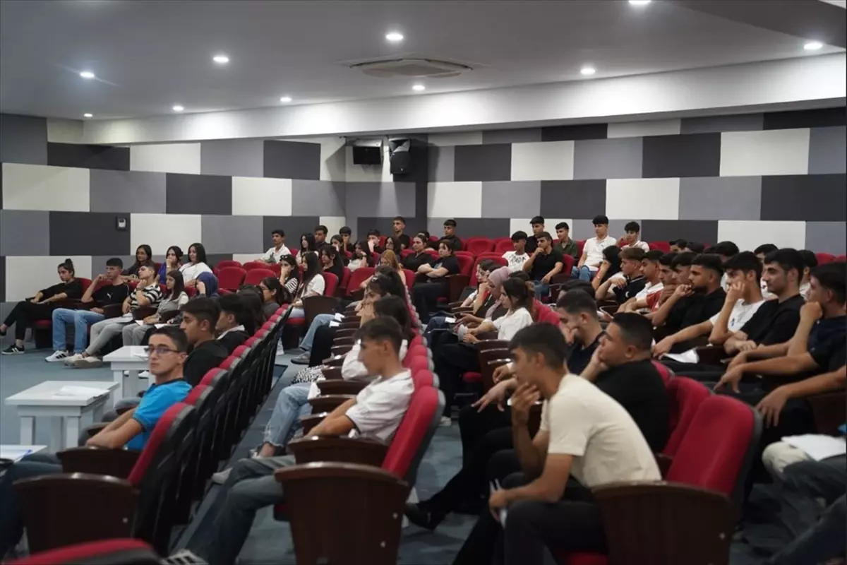 Batman'da Lise Öğrencilerine İş Sağlığı Güvenliği Eğitimi