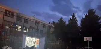 Gercüş'te Öğrenciler Aileleriyle Açık Havada Film İzledi