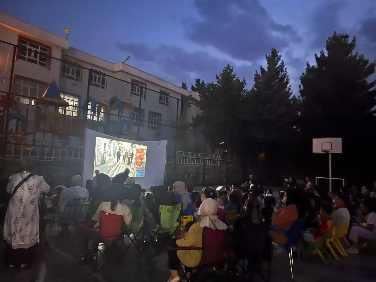Gercüş'te Öğrenciler Aileleriyle Açık Havada Film İzledi