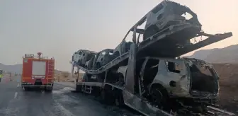 Hasankeyf'te Araç Taşıyan Tırda Yangın: 5 Otomobil Kül Oldu