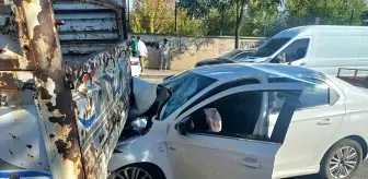 Batman'da Park Halindeki Kamyonete Çarpan Otomobilin Sürücüsü Yaralandı