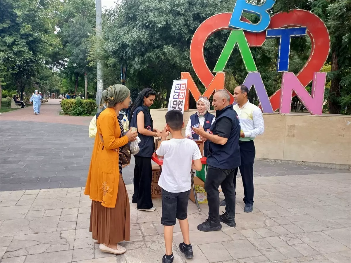 Batman'da Sıcak Hava Etkisiyle Ücretsiz Su ve Limonata Dağıtımı