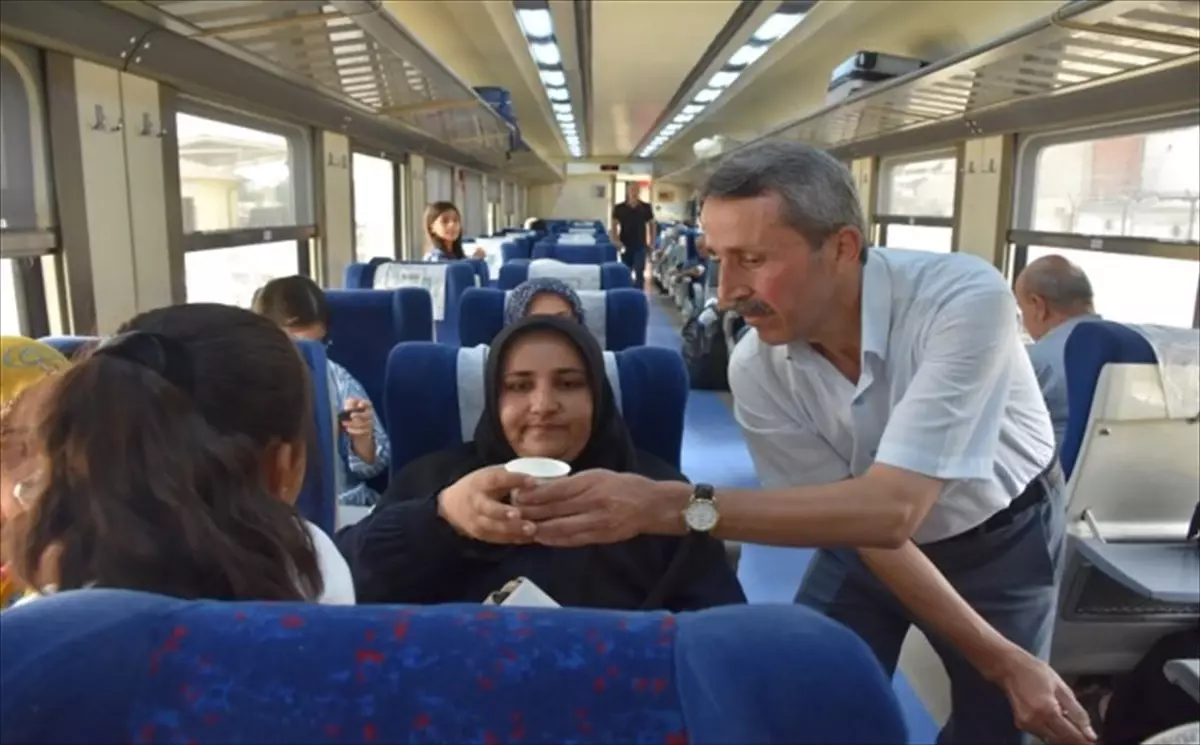 Batman'da Sıcak Hava Nedeniyle Yolculara Soğuk Ayran İkramı