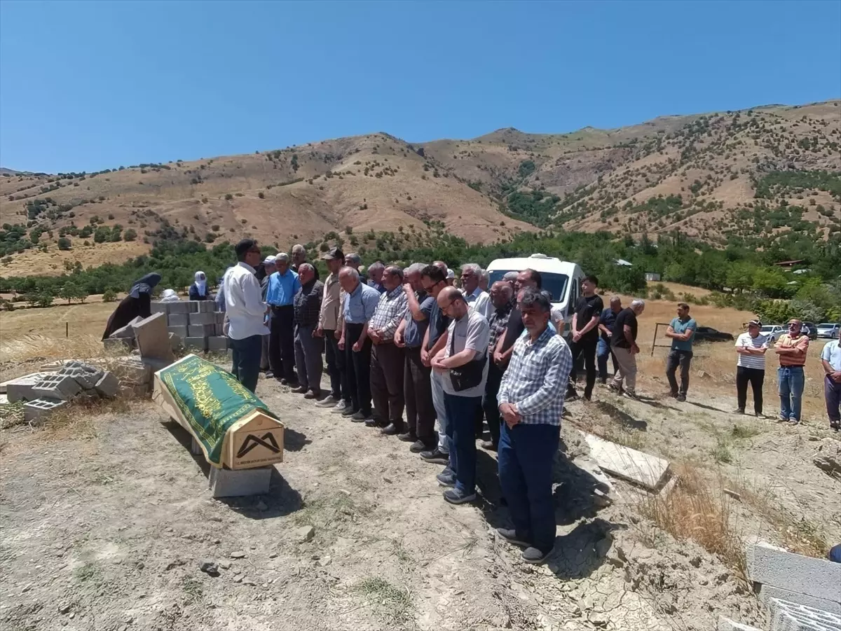 Batman'daki Trafik Kazasında Hayatını Kaybeden Aliye Yılmaz Toprağa Verildi