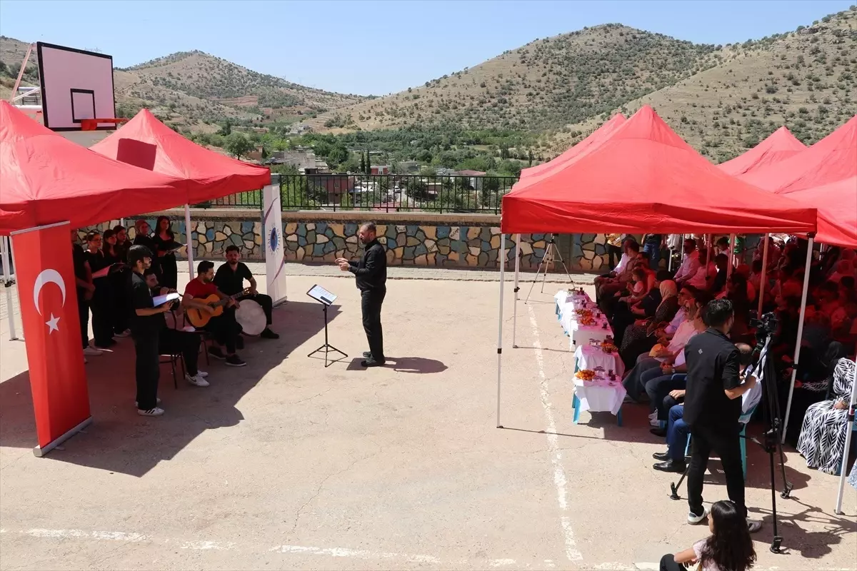 Batman Üniversitesi Öğrencilerinden Kozlu Köyünde Türk Halk Müziği Konseri