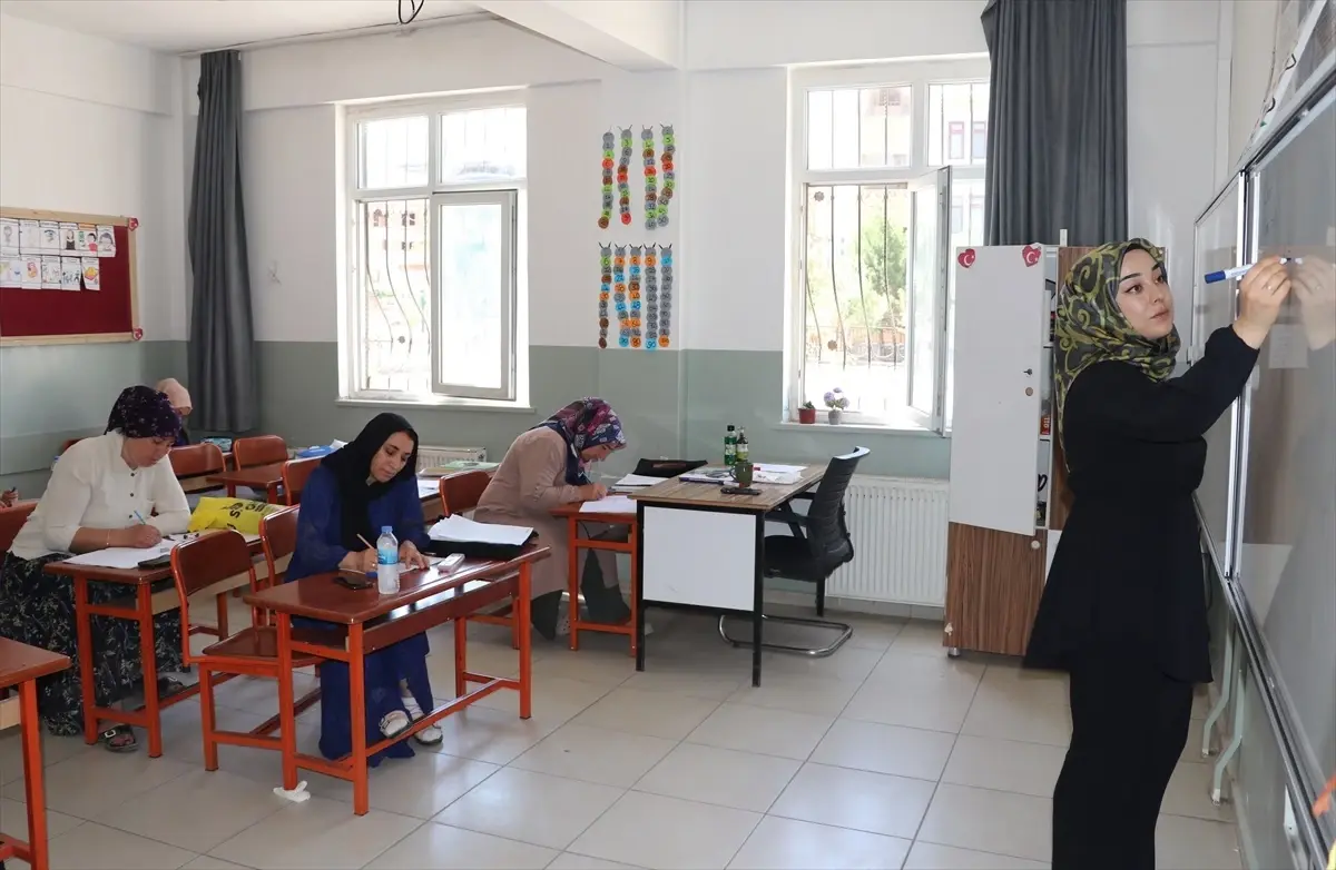Batman'da 13 Kadın Okuma Yazma Kursunda Eğitim Alıyor