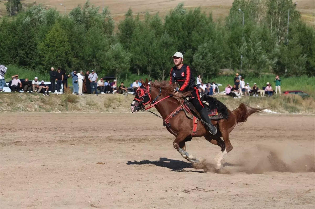 Bayburt'ta Cirit Gösterisi ile Kültür ve Sanat Şöleni Başladı