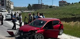 Bayburt'ta Kamyon ve Otomobil Çarpıştı: 4 Yaralı