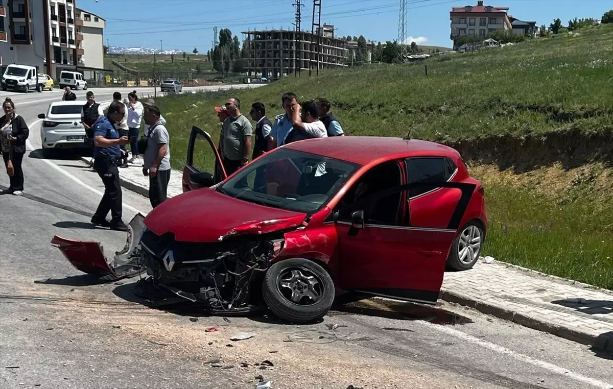 Bayburt'ta Kamyon ve Otomobil Çarpıştı: 4 Yaralı