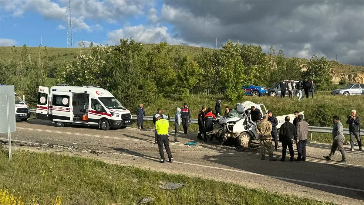 Bayburt'ta TIR ve Kamyonet Çarpıştı: 1 Ölü, 2 Yaralı