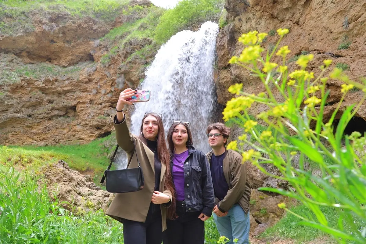 Bayburt'taki Sırakayalar Şelalesi Ziyaretçilerini Ağırlıyor