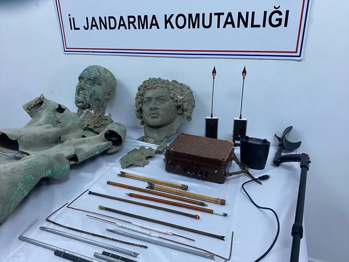 Bayburt ve Gümüşhane'de Tarihi Eser Operasyonu: 156 Obje Ele Geçirildi