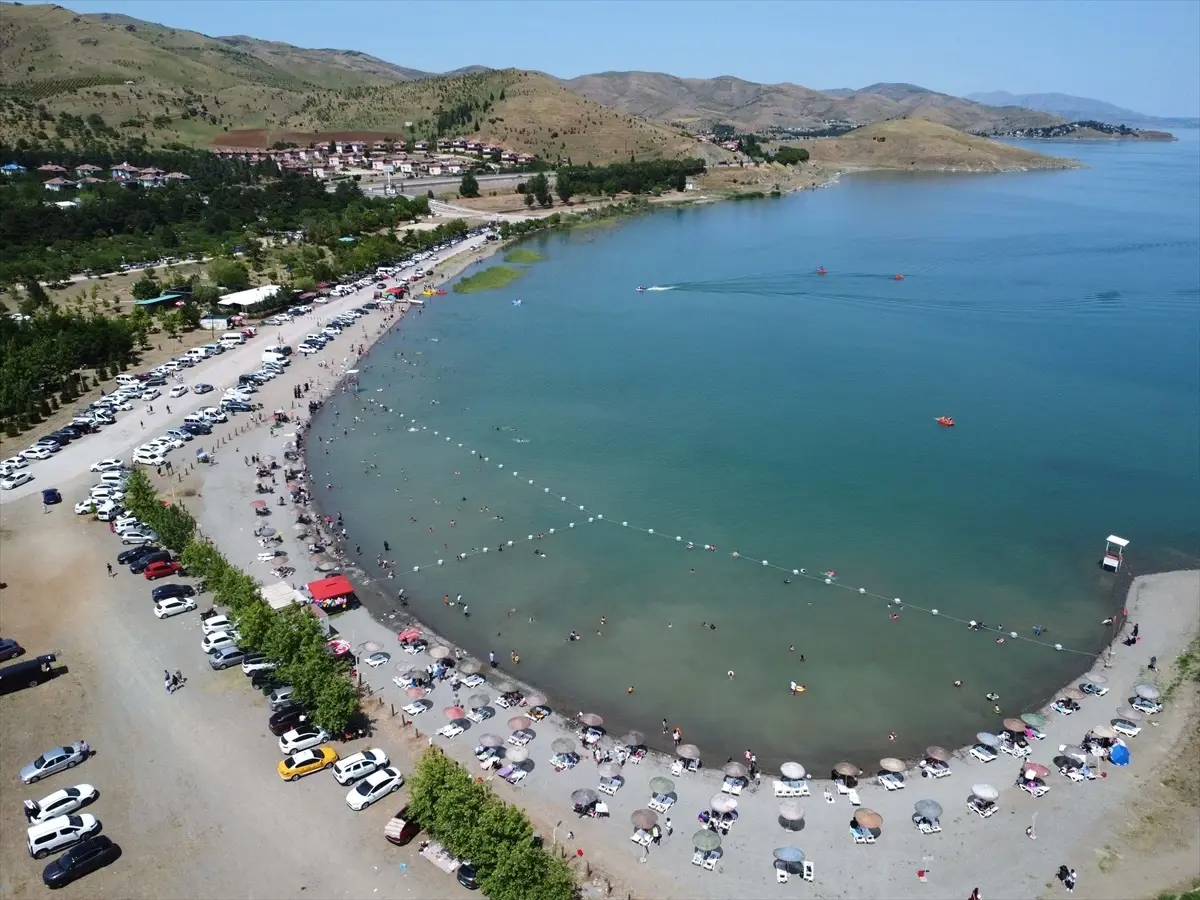 Hazar Gölü, Kurban Bayramı'nda Ziyaretçi Akınına Uğradı