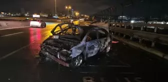 Bayrampaşa'da Bariyerlere Çarpan Otomobil Yandı, Sürücü Yaralı