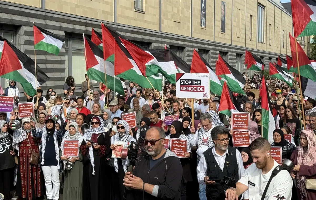Berlin'de Filistin Destekçileri Gazze'deki Açlık Krizine Dikkat Çekti
