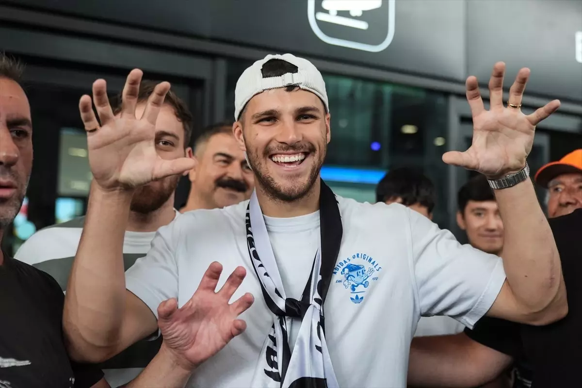 Beşiktaş, Çek Savunma Oyuncusu David Jurasek'i İstanbul'da Karşıladı