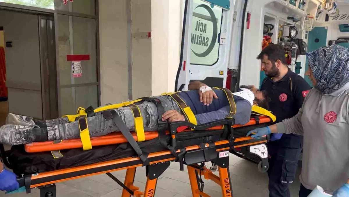 Adıyaman'da Kamyonet Şarampole Girdi: 3 Yaralı